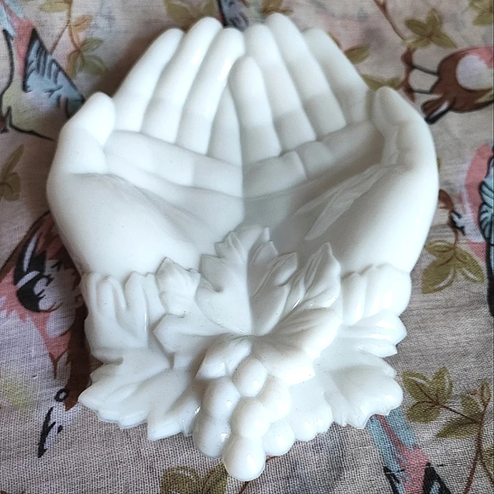 Avon? White Milk Glass Open Single Hand Fingers Trinket Soap Dish Floral Leaves